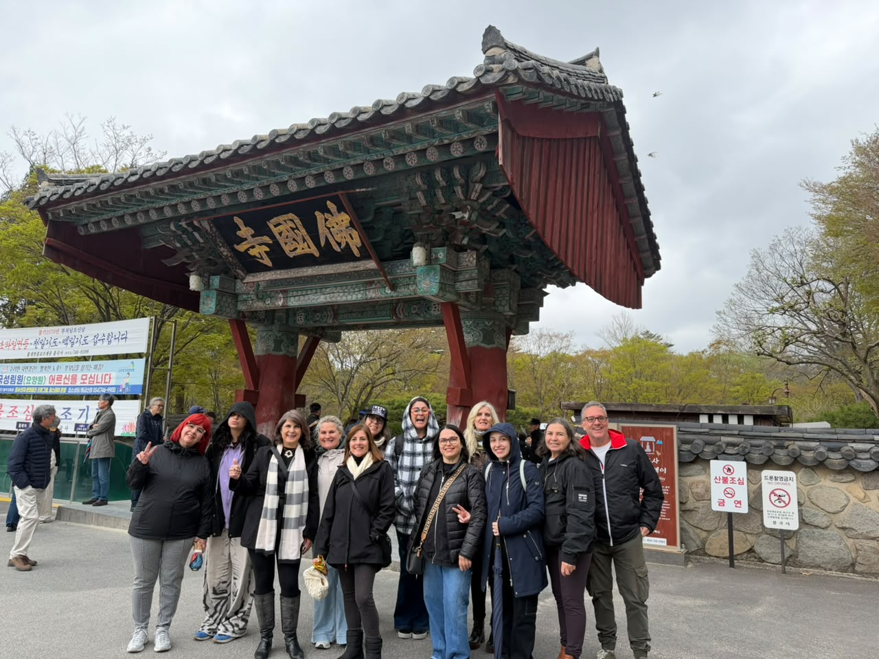 Grupo da Daebak Trip em viagem pela Coreia