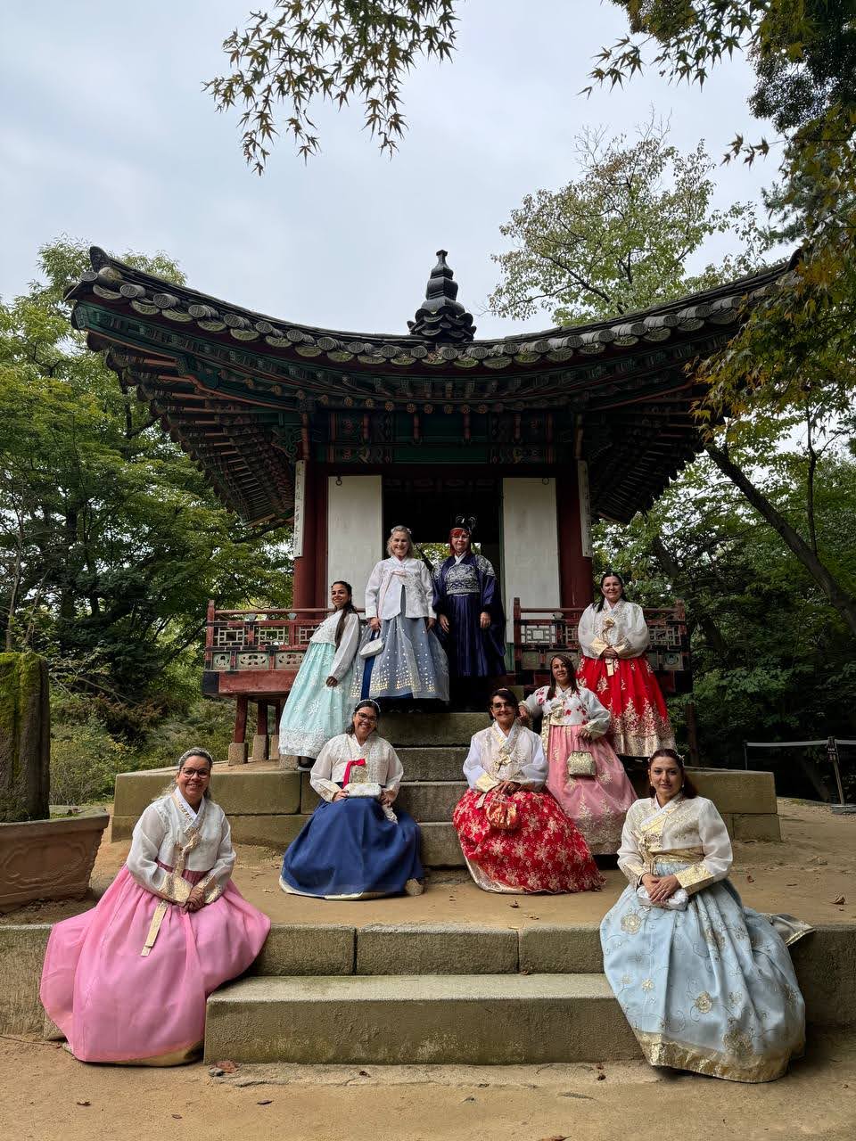 Grupo da Daebak Trip em experiência cultural na Coreia